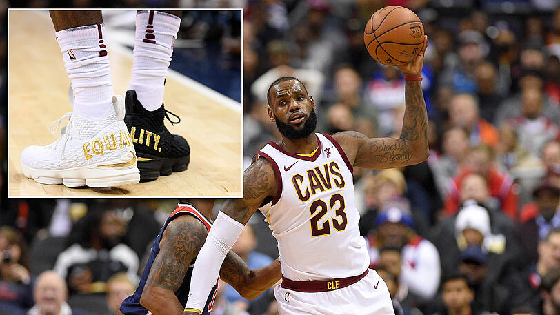 Ein weißer und ein schwarzer Schuh mit der Aufschrift "Equality" - der neueste Protest von LeBron James in Richtung US-Präsident Donald Trump.