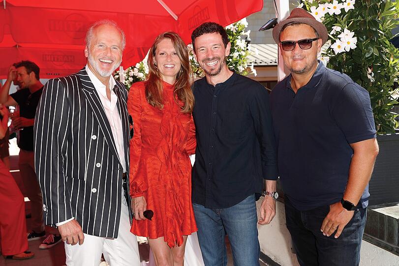 Die Gastgeber strahlen mit der Sonne (v. l.): Markus Wahl (CEO Longchamp), Katrin und Oliver Berben und Torsten Koch (Constantin Film).