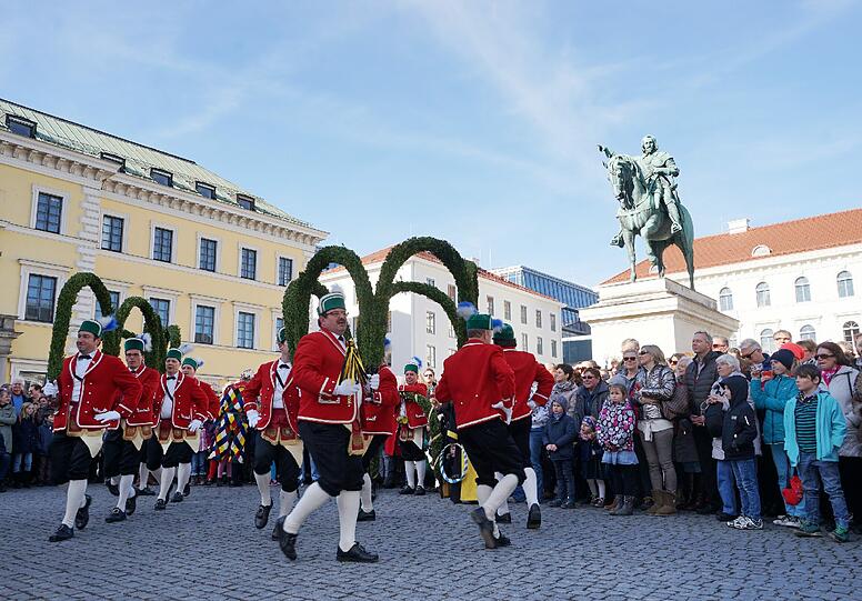 Laube, Kreuz, Schlange und Krone - das sind nur einige der Formationen, die die Schäffler auf Lager haben. Hier die Bilder vom traditionellen Tanz am Marienplatz vor Oberbürgermeister Dieter Reiter und später am Wittelsbacherplatz.