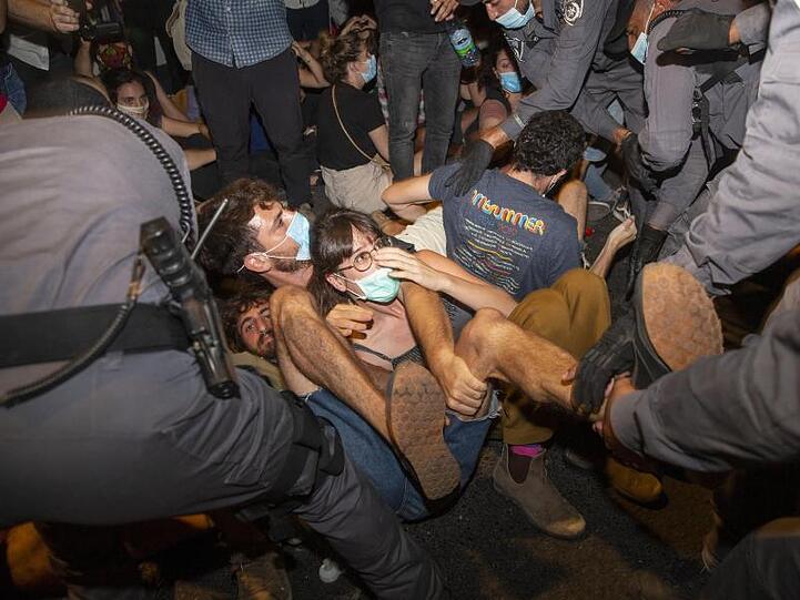 Israelische Polizeibeamte nehmen Demonstranten während eines Protests gegen Israels Premierminister Benjamin Netanjahu vor seiner Residenz in Jerusalem fest.