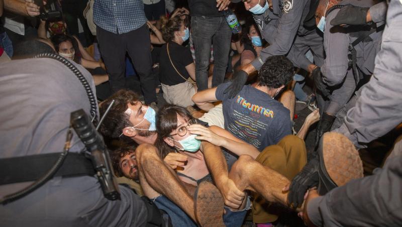 Israelische Polizeibeamte nehmen Demonstranten während eines Protests gegen Israels Premierminister Benjamin Netanjahu vor seiner Residenz in Jerusalem fest. Israelische Polizeibeamte nehmen Demonstranten während eines Protests gegen Israels Premierminister Benjamin Netanjahu vor seiner Residenz in Jerusalem fest.