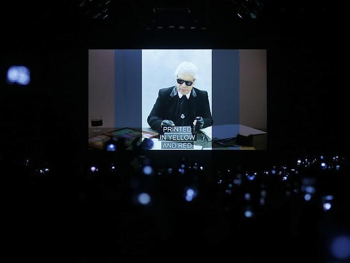 Fendi erinnert an Karl Lagerfeld.