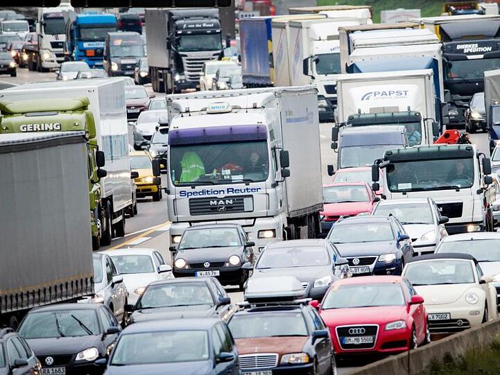 Autos stauen sich auf der Autobahn A3. Foto: Rolf Vennenbernd/Archiv