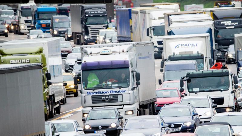 Autos stauen sich auf der Autobahn A3. Foto: Rolf Vennenbernd/Archiv Autos stauen sich auf der Autobahn A3. Foto: Rolf Vennenbernd/Archiv