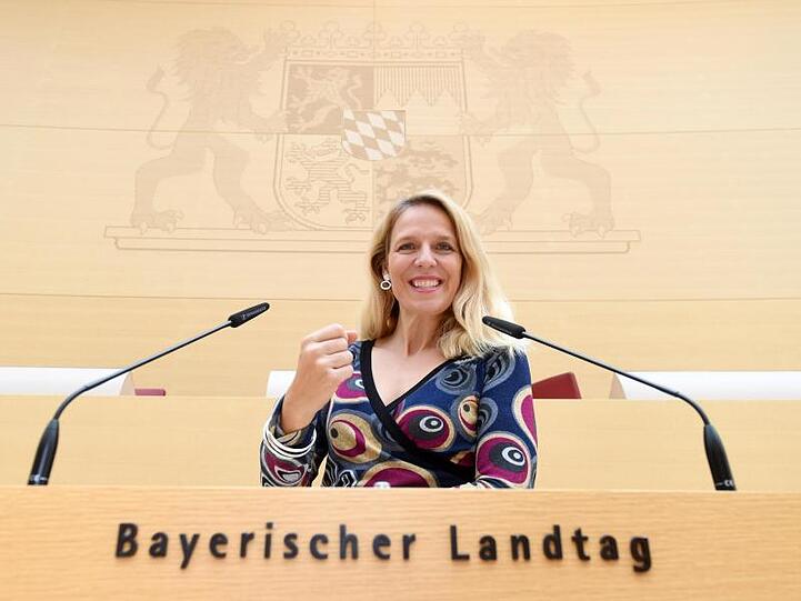 Die neue Abgeordnete Julika Sandt (FDP) steht im Plenarsaal des Bayerischen Landtags am Rednerpult. Foto: Tobias Hase/dpa