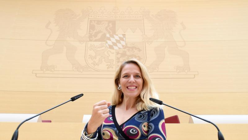 Die neue Abgeordnete Julika Sandt (FDP) steht im Plenarsaal des Bayerischen Landtags am Rednerpult. Foto: Tobias Hase/dpa Die neue Abgeordnete Julika Sandt (FDP) steht im Plenarsaal des Bayerischen Landtags am Rednerpult. Foto: Tobias Hase/dpa