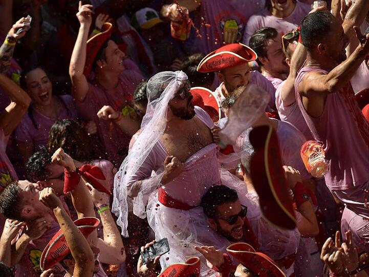 Weiß-Rot gekleidete Menschen feiern zu Beginn des "Sanfermines"-Festes, während sie auf das Abfeuern der Eröffnungsrakete "Chupinazo" warten.