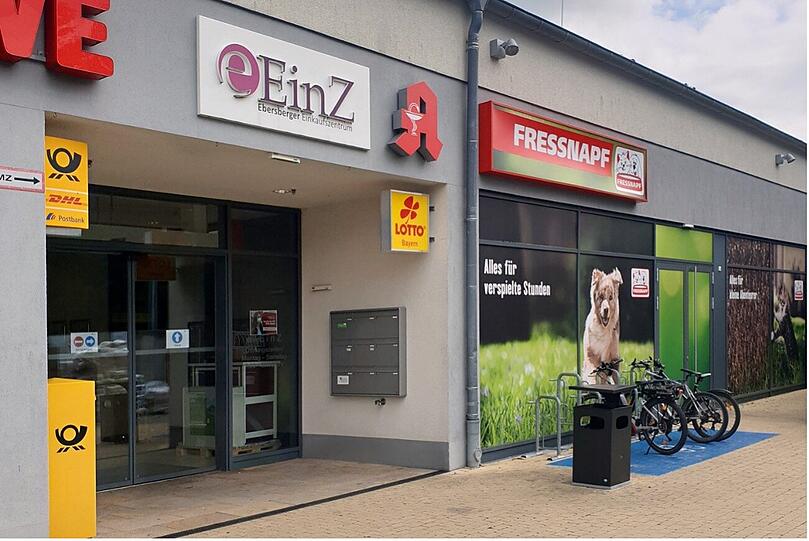 Im oberirdischen Teil des Einkaufszentrums e-EinZ an der Heinrich-Vogl-Straße lässt sich im Fressnapf Ebersberg gleichermaßen ein schneller Einkauf erledigen wie auch ausgiebig shoppen. Kostenlose Parkplätze liegen direkt vor unserem Eingang, mit im Haus befinden sich Rewe, Lidl, C&A, Müller Drogerie, Deichmann, ein Bäcker, ein Eiscafé, eine Apotheke, eine Postfiliale und vieles mehr.