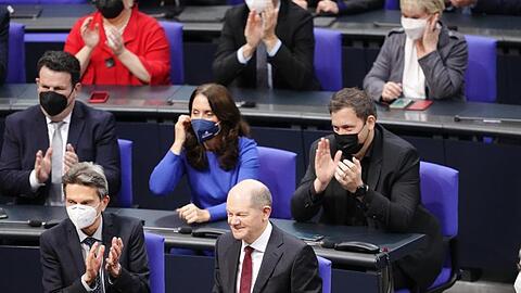 Nimmt mit einem Grinsen im Gesicht die Wahl zum Bundeskanzler an: Olaf Scholz.