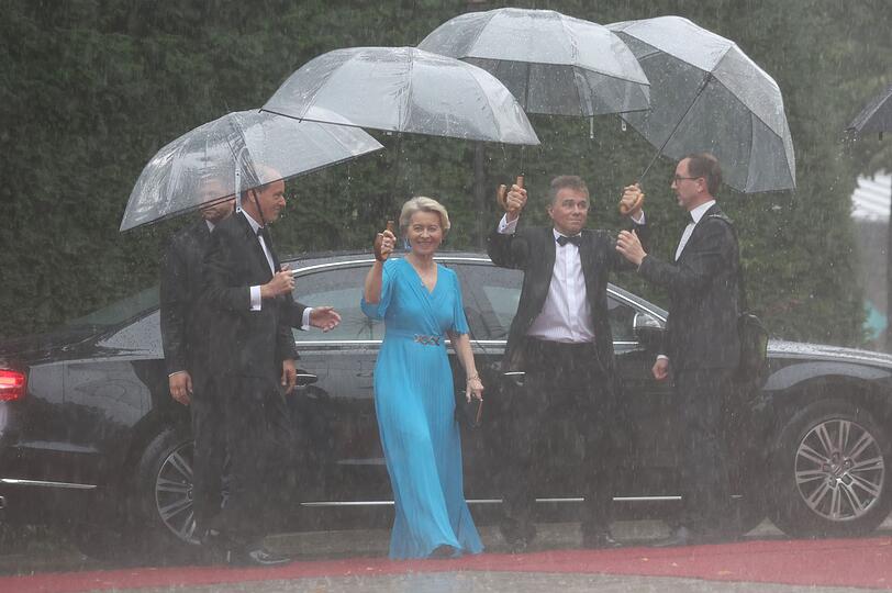 Regen in Bayreuth: Ursula von der Leyen kommt mit ihrem Ehemann Heiko von der Leyen zur Eröffnung der Richard-Wagner-Festspiele.