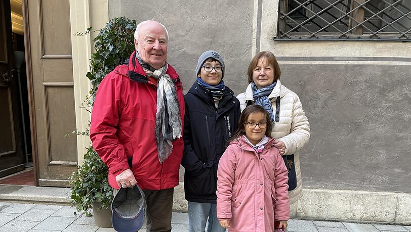 Wolfgang, Arun, Ellen und Meena Hofheinz (v. l.) kommen eigentlich aus Hessen - sind aber seit Jahrzehnten Bayernfans. Franz Beckenbauer war einer der besten Fußballer der Welt, sagt Arun. Wolfgang, Arun, Ellen und Meena Hofheinz (v. l.) kommen eigentlich aus Hessen - sind aber seit Jahrzehnten Bayernfans. Franz Beckenbauer war einer der besten Fußballer der Welt, sagt Arun.