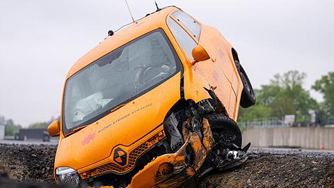 Das Auto landet nach dem Ausweichen im Stra&szlig;engraben.