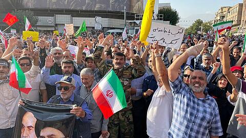 Staatlich organisiert protestieren Menschen in Teheran gegen die US-Angriffe.