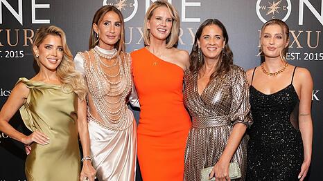 Sylvie Meis, One-Luxury-CEO Domenica Graci, Monica Ivančan, Dana und Luna Schweiger (v.l.n.r.) beim Jubiläumsdinner in Köln.
