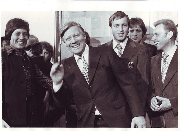 Gruppenbild mit Kanzler: Mit Rosi Mittermaier schm&uuml;ckte sich nat&uuml;rlich auch die Politik gerne &ndash; so wie hier Helmut Schmidt.