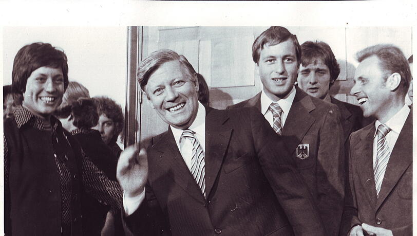 Gruppenbild mit Kanzler: Mit Rosi Mittermaier schm&uuml;ckte sich nat&uuml;rlich auch die Politik gerne &ndash; so wie hier Helmut Schmidt.