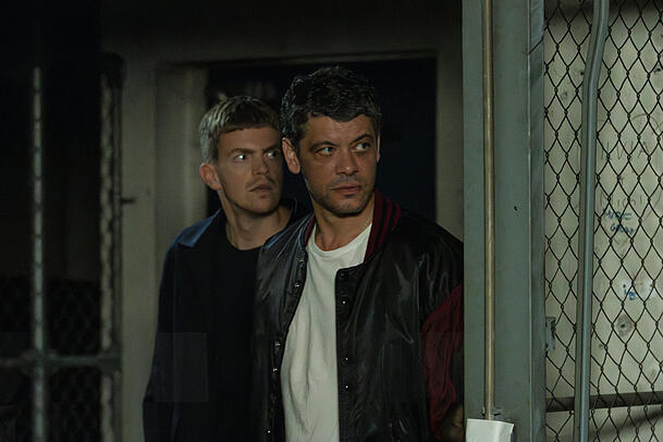 Die Kommissare Kalli Hammermann (l.,Ferdinand Hofer) und Nikola Buvak (Carlo Ljubek) sind dem T&auml;ter in ihrer ersten "eigenen" "Tatort"-Folge "Zwischenwelten" auf der Spur.