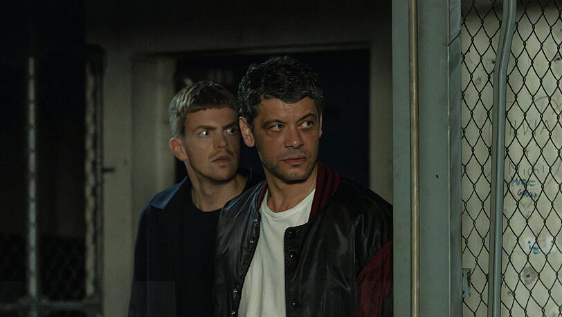 Die Kommissare Kalli Hammermann (l.,Ferdinand Hofer) und Nikola Buvak (Carlo Ljubek) sind dem T&auml;ter in ihrer ersten "eigenen" "Tatort"-Folge "Zwischenwelten" auf der Spur.