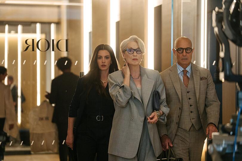 Die Zeiten &auml;ndern sich, aber der Charakter? Von links nach rechts Anne Hathaway als Andy Sachs mit Meryl Streep als Miranda Priestly und Stanley Tucci als Nigel Kipling in &bdquo;Der Teufel tr&auml;gt Prada 2&ldquo;.
