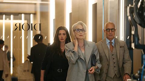Die Zeiten &auml;ndern sich, aber der Charakter? Von links nach rechts Anne Hathaway als Andy Sachs mit Meryl Streep als Miranda Priestly und Stanley Tucci als Nigel Kipling in &bdquo;Der Teufel tr&auml;gt Prada 2&ldquo;.