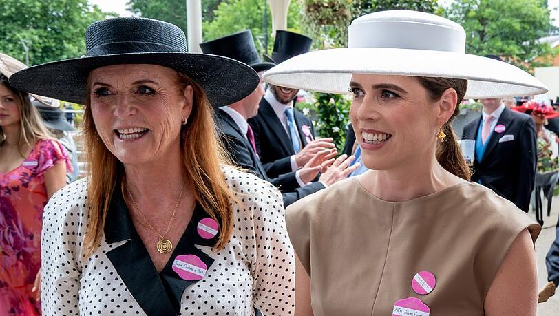 Sarah Ferguson (l.) unterstützt ihre Tochter nach der Geburt von ihrem dritten Kind. Sarah Ferguson (l.) unterstützt ihre Tochter nach der Geburt von ihrem dritten Kind.