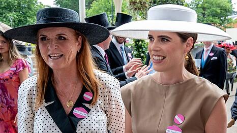 Sarah Ferguson (l.) unterst&uuml;tzt ihre Tochter nach der Geburt von ihrem dritten Kind.