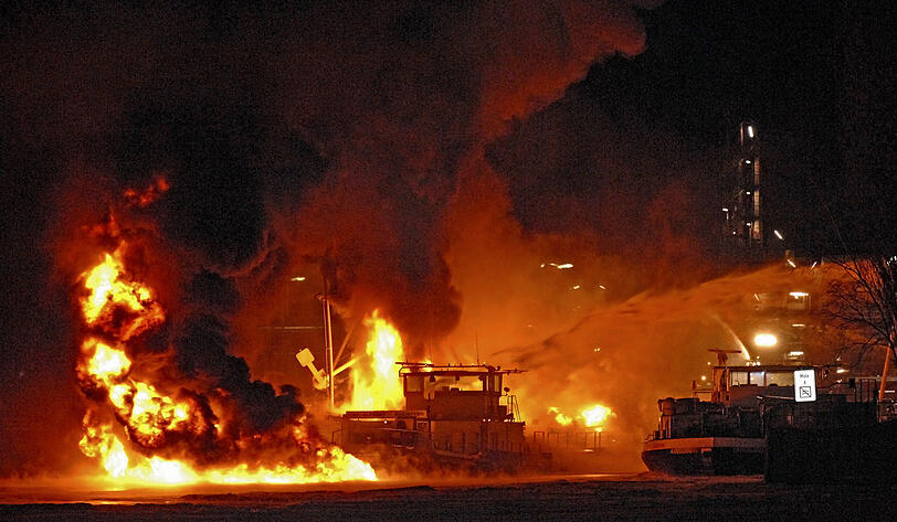 In Flammen: Der Tanker im Hafen der Erdöl-Raffinerie von BP in Lingen im Landkreis Emsland.