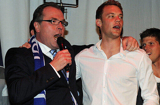 Kommt er zu Bayern oder nicht? Schalkes Manuel Neuer mit Aufsichtsratschef Clemens Tönnies.