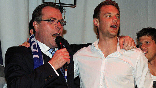 Kommt er zu Bayern oder nicht? Schalkes Manuel Neuer mit Aufsichtsratschef Clemens Tönnies. Kommt er zu Bayern oder nicht? Schalkes Manuel Neuer mit Aufsichtsratschef Clemens Tönnies.