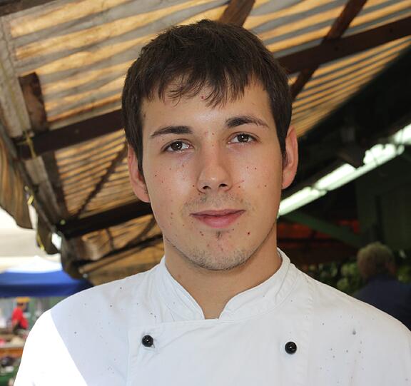 Sani Murina (19), Koch: &bdquo;Kleine Veränderungen am Viktualienmarkt würden schon ausreichen. Die Stände könnten etwas verschönert werden. Zum Beispiel könnten Markisen und Planen sauber gemacht, Holzbuden neu angestrichen oder ganz neue Zelte aufgestellt werden.&ldquo;