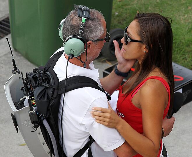 Simoncellis Freundin Kate wird nach dem Unfall in der Box betreut.