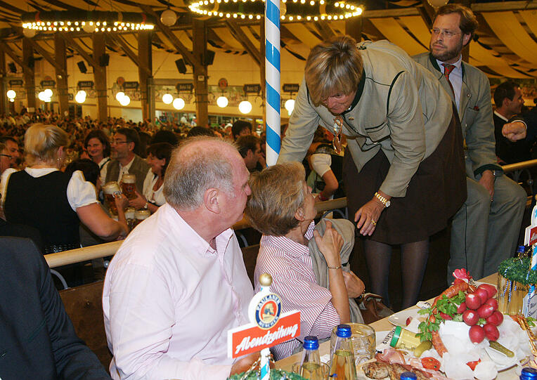 Gloria von Thurn und Taxis tanzt auf der Bank und findet im Ehepaar Hoeneß ein Publikum.
