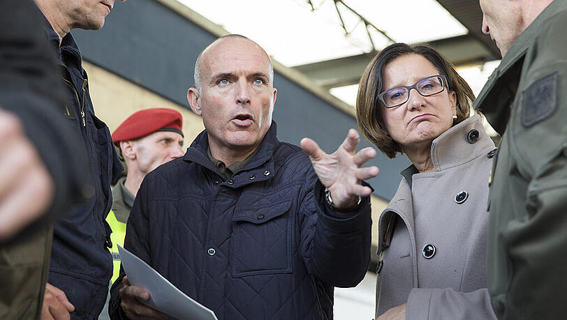 Hart an der Grenze: Österreichs Innenministerin Johanna Mikl-Leitner und Verteidigungsminister Gerald Klug bei einem Lokalaugenschein in Spielfeld. Hart an der Grenze: Österreichs Innenministerin Johanna Mikl-Leitner und Verteidigungsminister Gerald Klug bei einem Lokalaugenschein in Spielfeld.