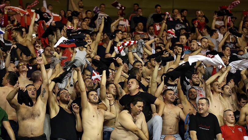 Heißblütig: Die Fans von Roter Stern Belgrad. Heißblütig: Die Fans von Roter Stern Belgrad.