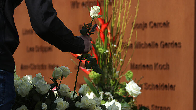 Anlässlich des zweiten Jahrestages des Absturzes der Germanwings-Maschine in den südfranzösischen Alpen mit 150 Toten treffen sich Angehörige und Freunde zu einer Gedenkfeier.