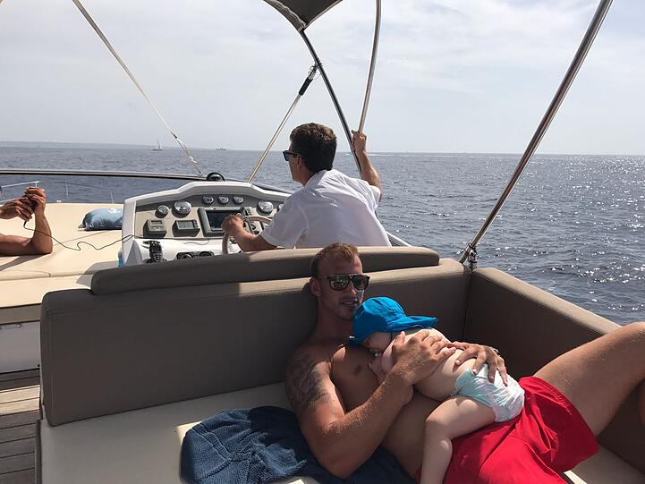 Mario Daser mit seinem Sohn Damian auf einer Yacht in Monaco
