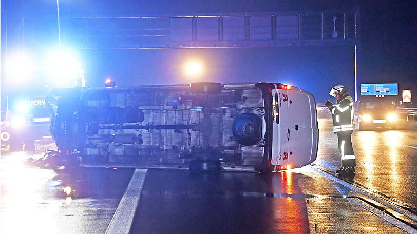 Der Kleinstransporter kam bei Regen ins Schleudern und kippte um. Die Insassen wurden leicht verletzt.