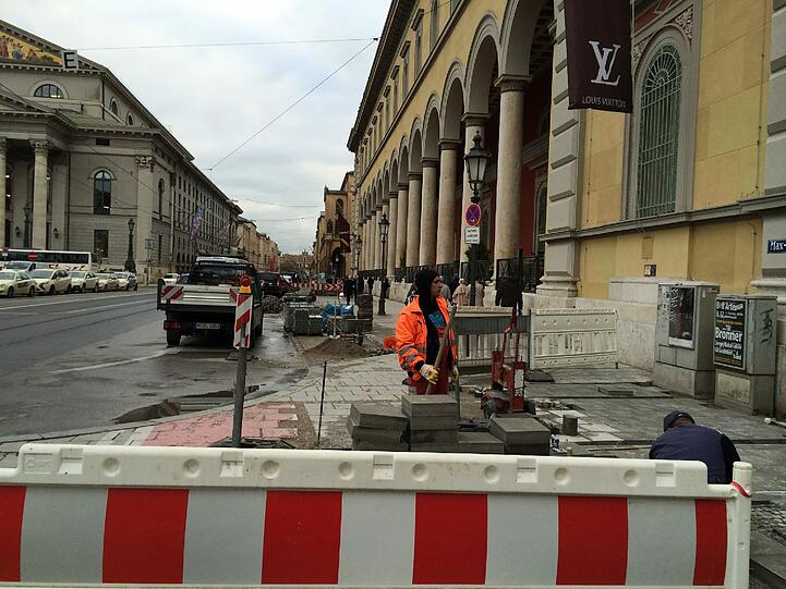 Und so geht die Baustelle an der Maximilianstraße weiter. Verbunden mit einem Halteverbot. Der Gehsteig ist stellenweise aufgerissen.