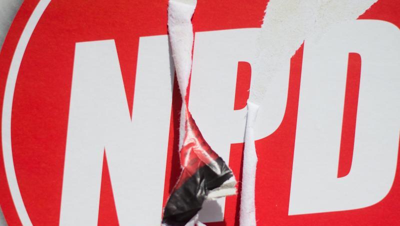 Ein zerstörtes Wahlplakat der Nationaldemokratischen Partei Deutschlands (NPD). Ein zerstörtes Wahlplakat der Nationaldemokratischen Partei Deutschlands (NPD).