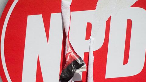 Ein zerstörtes Wahlplakat der Nationaldemokratischen Partei Deutschlands (NPD).