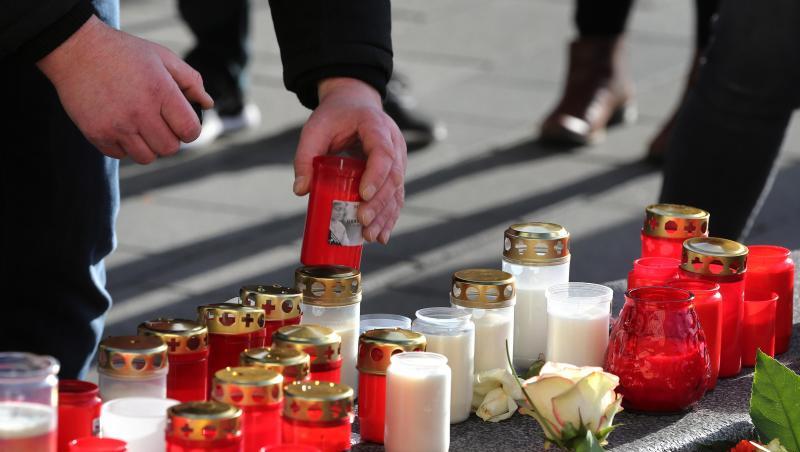 Ein Mann plaziert ein Grablicht an einem Rondell am Augsburger Königsplatz. Foto: Karl-Josef Hildenbrand/dpa/Archivbild Ein Mann plaziert ein Grablicht an einem Rondell am Augsburger Königsplatz. Foto: Karl-Josef Hildenbrand/dpa/Archivbild