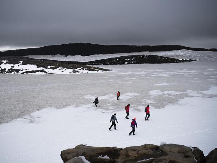 Der 700 Jahre alte isländische Gletscher Okjökull gilt formell nicht mehr als solcher. Mit nur noch 15 Metern Eisdicke ist er zu leicht geworden, um sich vorwärts zu schieben.