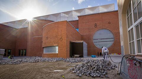 Das Münchner Volkstheater zieht nicht nur bald in den Neubau im Schlachthofviertel um, es trifft nach dem Willen des Stadtrats auch Vorkehrungen gegen Machtmissbrauch und sexuelle Übergriffe.