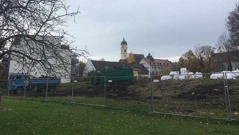 Im Oktober 2020 ist er bereits abgerissen. Im Hintergrund sieht man St. Maria-Thalkirchen. Im Oktober 2020 ist er bereits abgerissen. Im Hintergrund sieht man St. Maria-Thalkirchen.