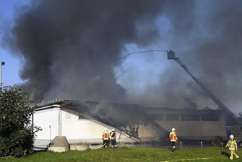 Die Feuerwehr konnte ein Abbrennen des Supermarktes nicht verhindern. Die Bilder vom Einsatzort.