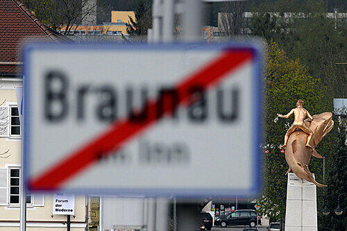 Im österreichischen Braunau ist man empört über die Götterskulptur.