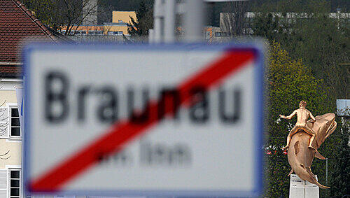 Im österreichischen Braunau ist man empört über die Götterskulptur. Im österreichischen Braunau ist man empört über die Götterskulptur.