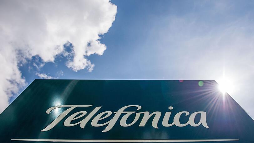 Das Logo des Telekommunikationsanbieters Telefonica ist auf einem Schild zu sehen.