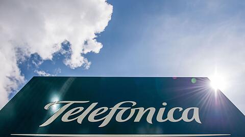 Das Logo des Telekommunikationsanbieters Telefonica ist auf einem Schild zu sehen.