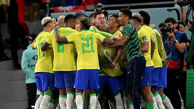 Brasiliens Spieler feiern den den Siegtreffer durch Casemiro.